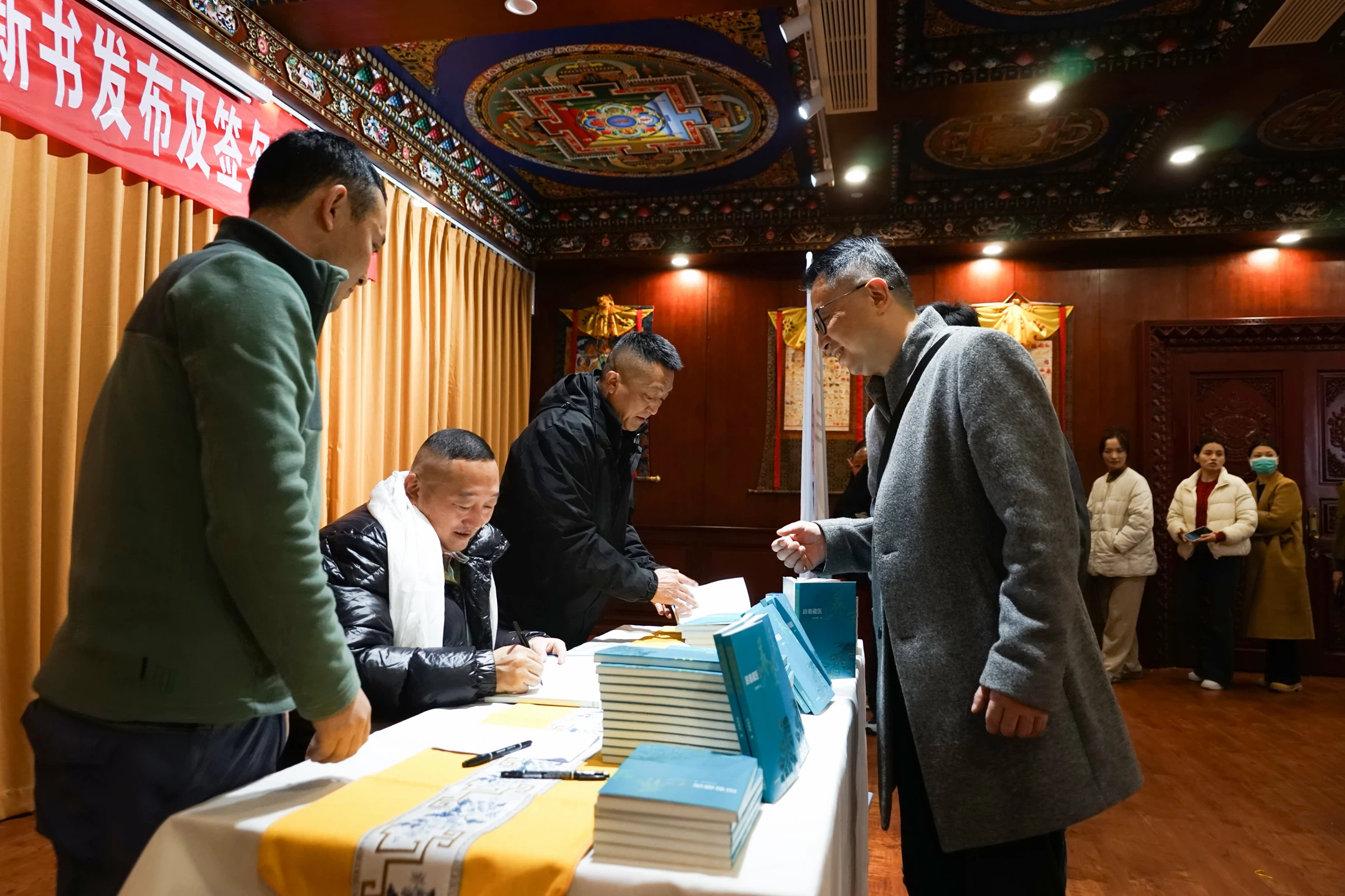 新书发布会签名现场,四朗青佩院长为读者签名