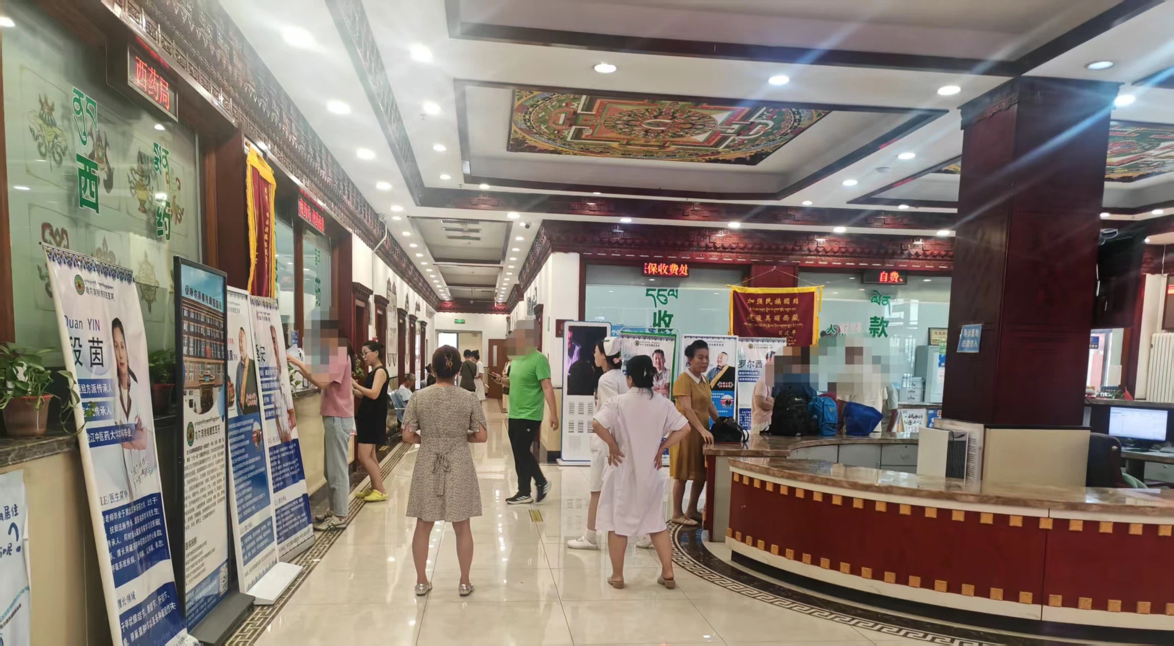 医院大厅收费处与药房前患者络绎不绝