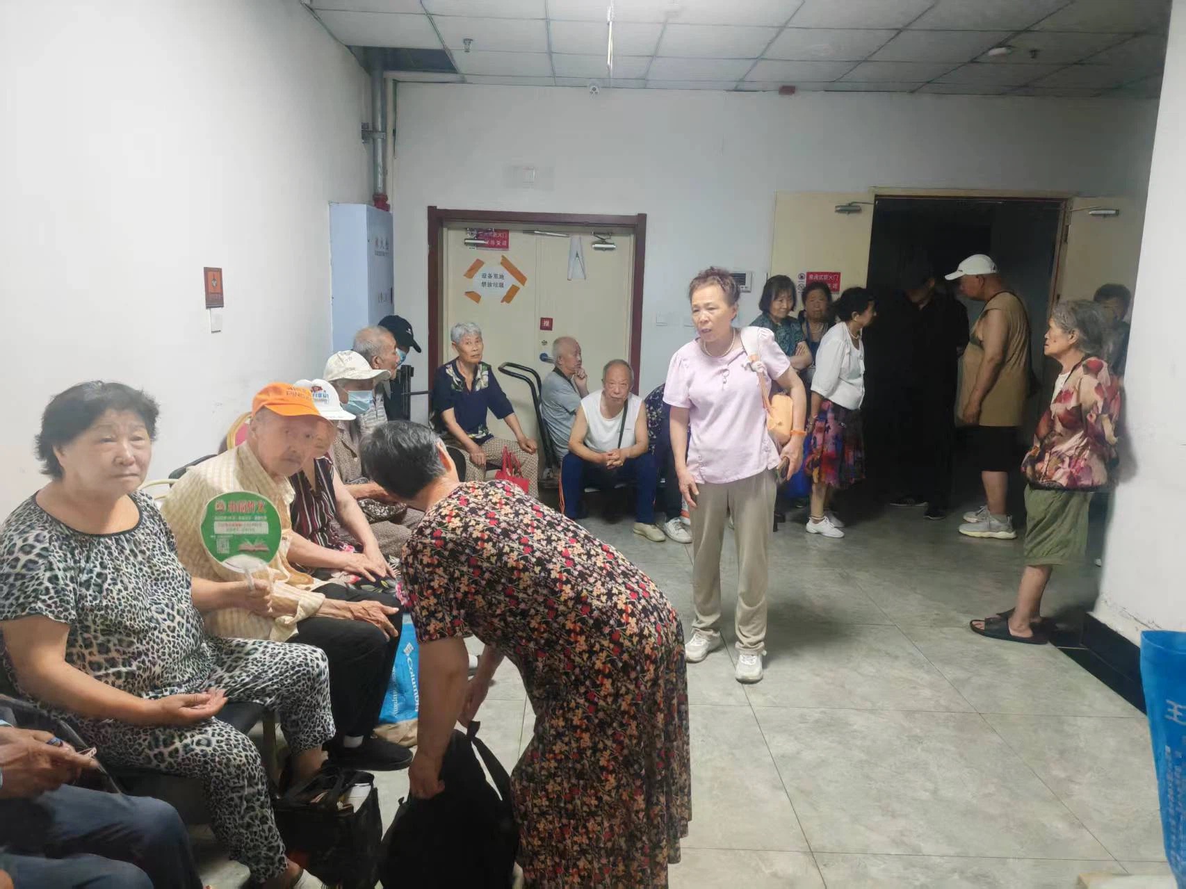 候诊大厅里老人和家属等待就诊