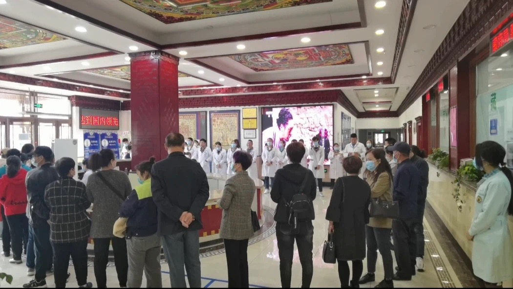 医院大厅医护团队晨会,患者在旁等候