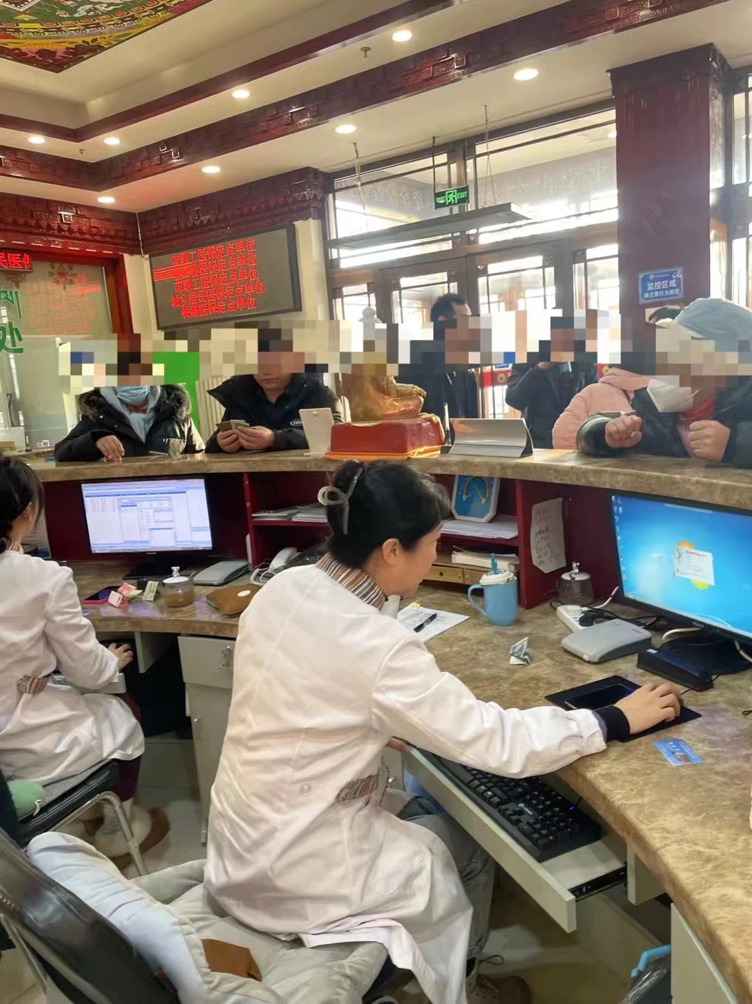 医保收费窗口工作人员为患者办理业务