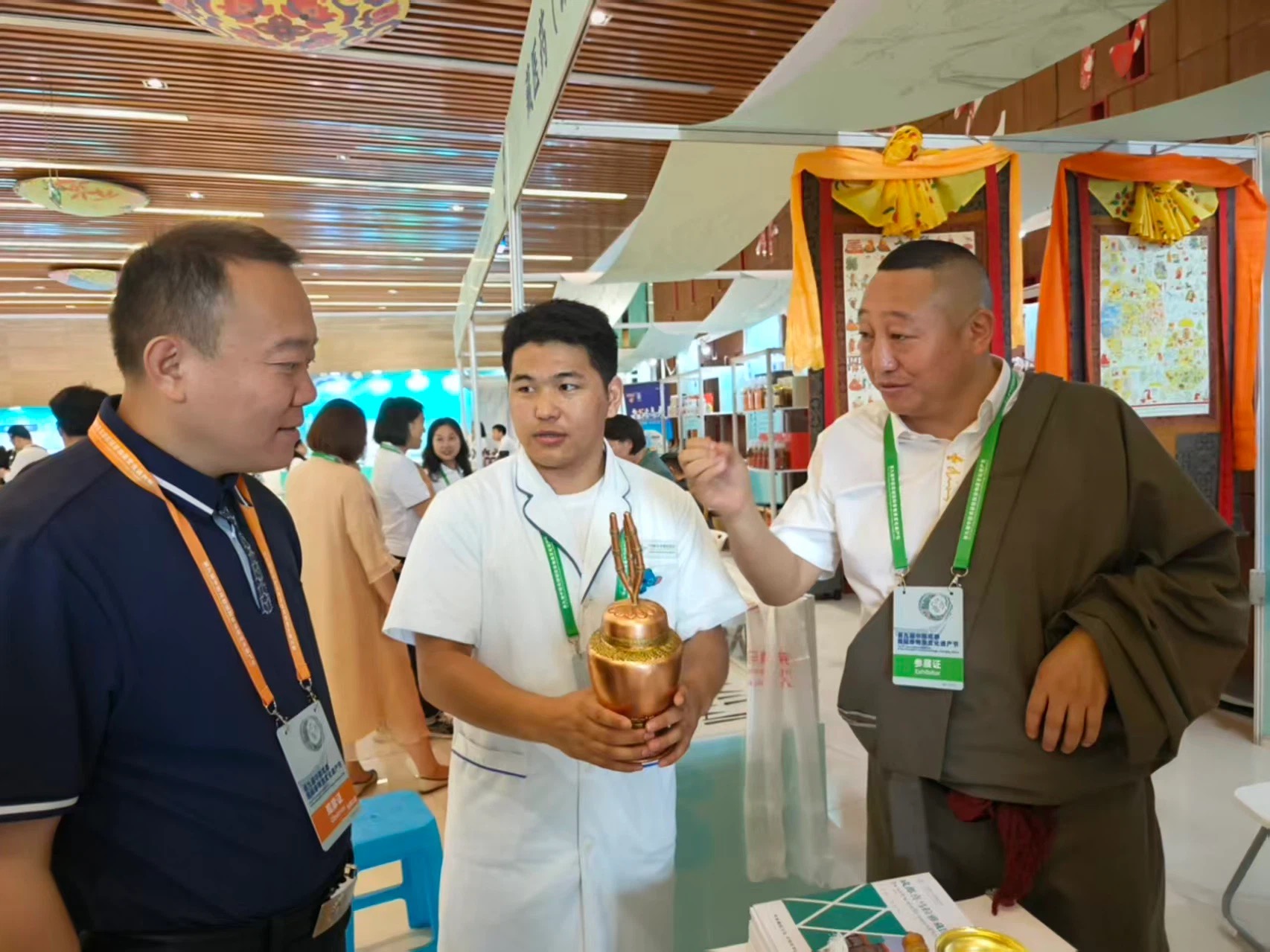 展会现场,青佩院长身着藏装向文旅局领导介绍名贵藏药佐塔