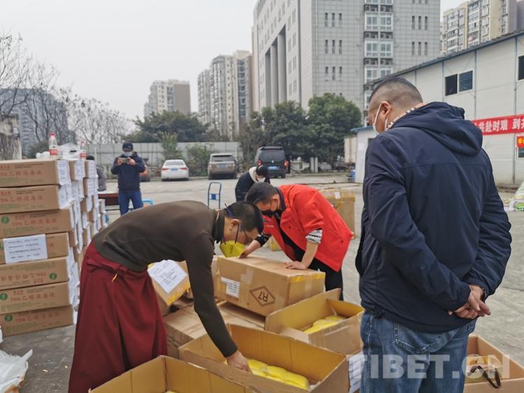 从国外运抵的口罩与酒精分装现场