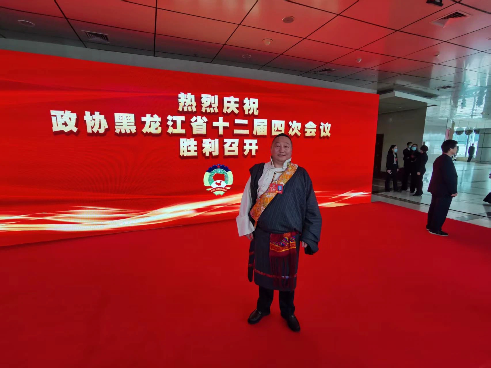 四朗青佩委员身着藏装步入政协会议会场
