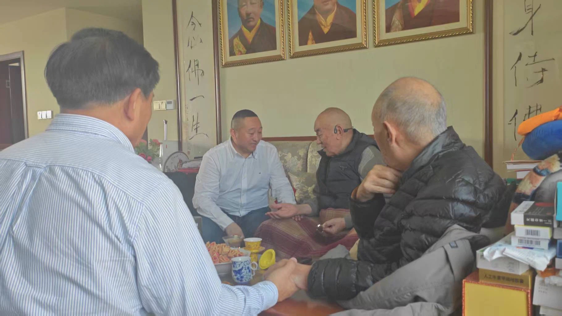 青佩院长与老活佛及同仁围坐亲切交谈