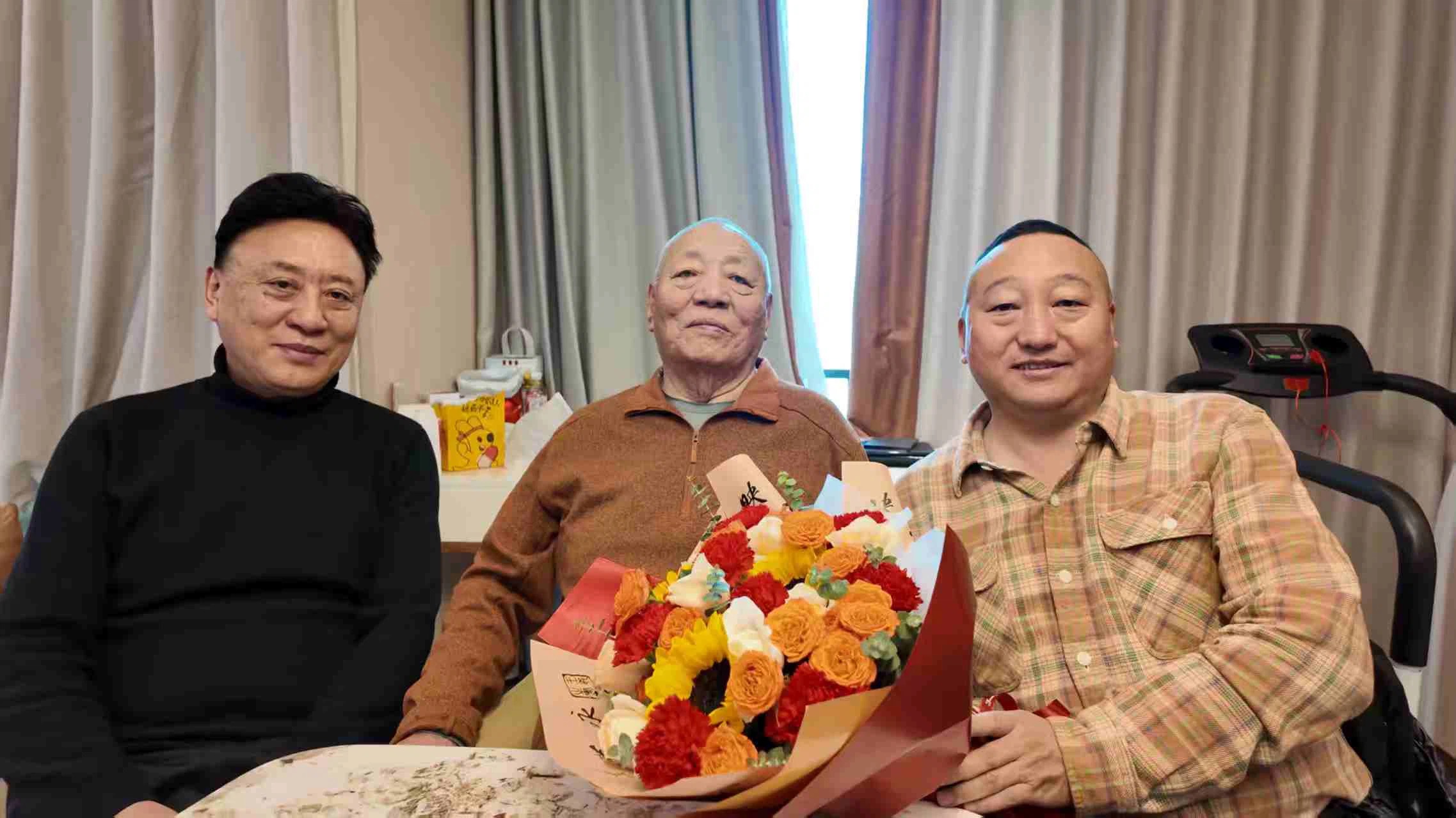 青佩院长与老活佛及友人三人合影,献花致意