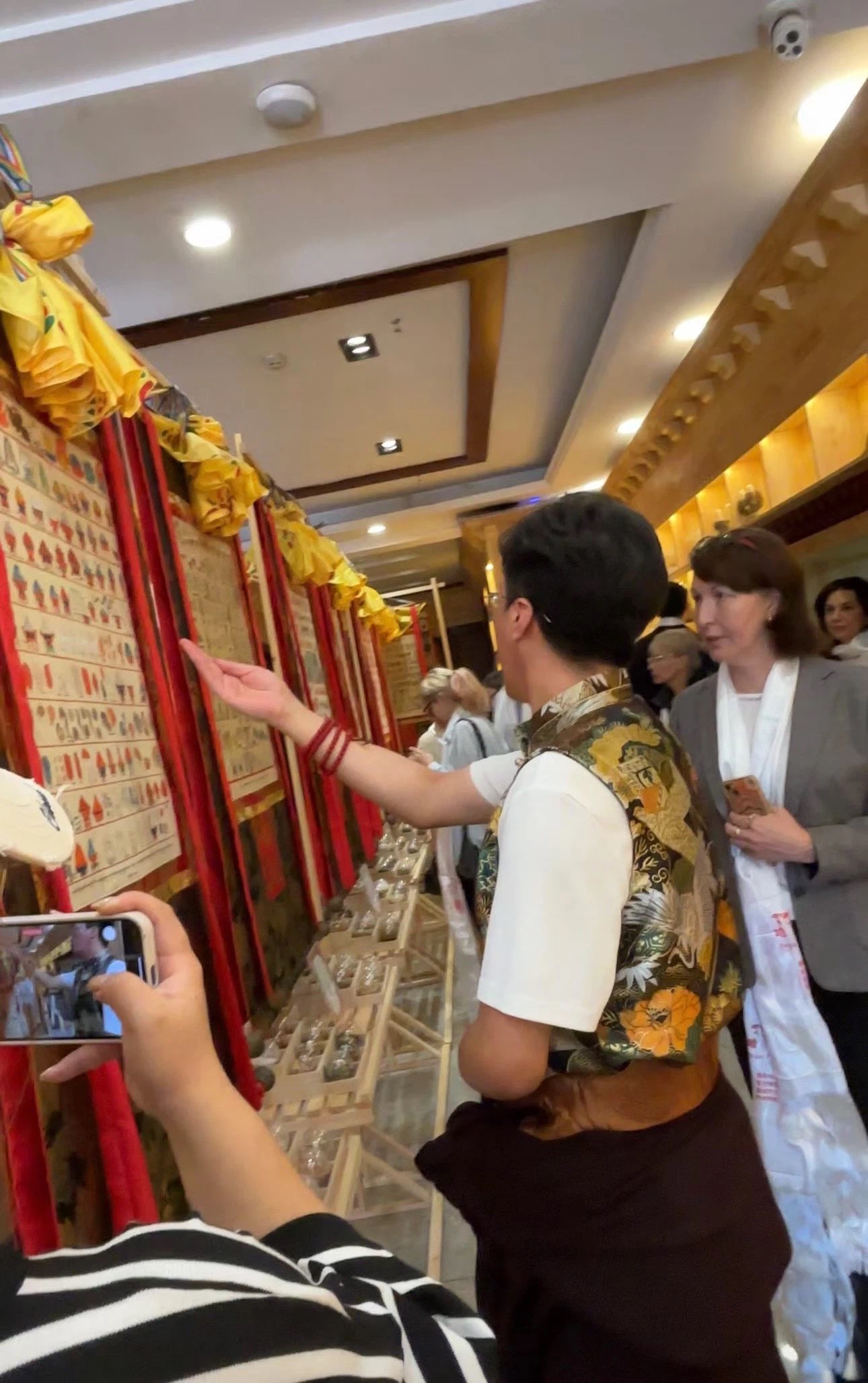 外宾参观藏医药曼唐挂图展