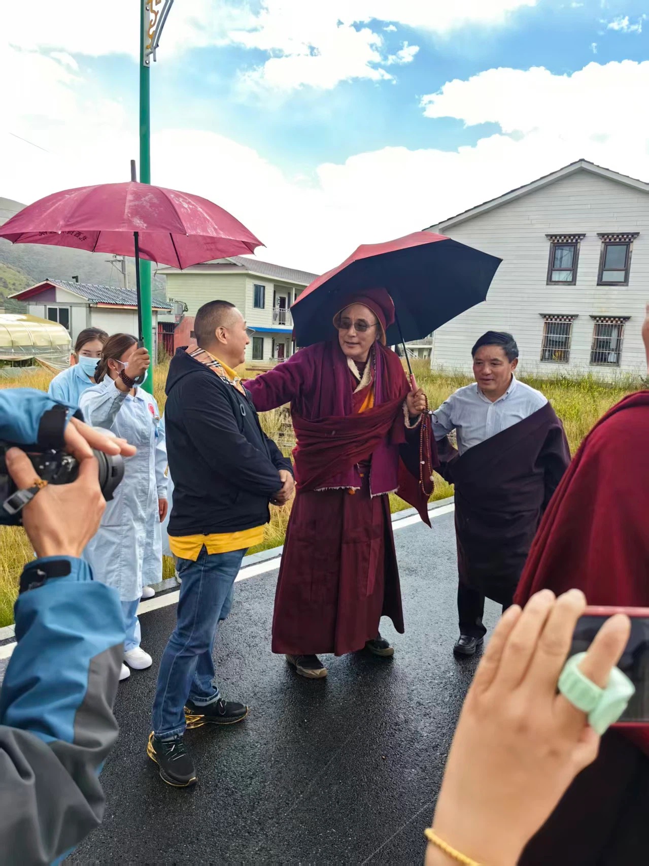 希阿荣博堪布一行冒雨深入藏区走访